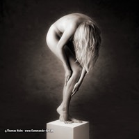 Sculptural fine art nude image of model on a box. Photo / Foto: Thomas Holm